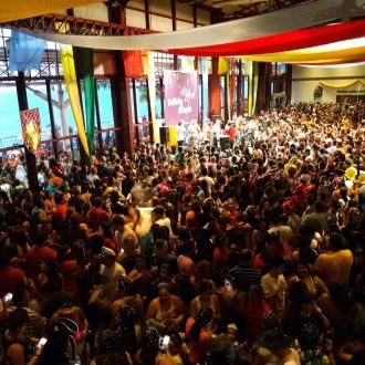 Cantando na Orla às 17 h