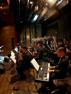 A abertura da quarta edição da Semana do Músico da Universidade do Estado do Pará(Uepa) lotou o Auditório do Teatro Maria Sylvia Nunes, na Estação das Docas, na noite de ontem (20). Com entrada gratuita, o público foi agraciado com aproximadamente três horas de canções paraenses e internacionais, em apresentações ao vivo, de renomados músicos locais e acadêmicos de música da Uepa.FOTO: NAILANA THIELY / ASCOM UEPA
DATA: 20.11.2016
BELÉM - PARÁ