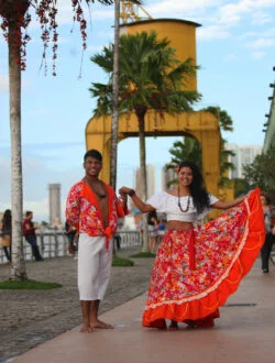 Cidade das mangueiras, cidade morena, cidade da chuvinha no fim da tarde. Cidade de muitos ritmos e cheiros e sabores. Cidade de gente hospitaleira e da diversidade abundante. Belém é descrita, em prosa e verso, pelas suas peculiaridades. Essa variedade de valores que atrai turistas de Norte a Sul e cativa nativos de todos os cantos está muito bem representada em dois dos mais agradáveis lugares públicos da cidade: a Estação das Docas (foto) e o Mangal das Garças. São pontos de encontro da gente com a brisa cariciosa da Baía do Guajará. A Estação das Docas é um caleidoscópio de Belém. Do sorvete de bacuri às rodas de carimbó embarcadas. Dos peixes grelhados, molhados ou sequinhos, temperados pelos chéfs ou a gosto do freguês, às seleções de essências suaves ou exóticas que exala das lojinhas. Da história emoldurada nas exposições e do espaço aberto do anfiteatro e suas atrações que vão do jazz às marionetes. Na foto, os dançarinos de camibó Rodrigo de Oliveira e Clecilene dos Santos.FOTO: THIAGO GOMES / AG. PARÁ
DATA: 11.01.2017
BELÉM - PARÁ