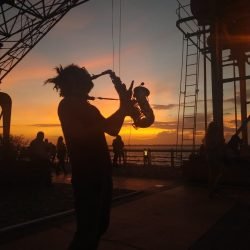 Saxofone faz trilha sonora para pôr do sol da Estação das Docas