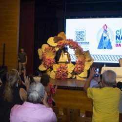 Sob aplausos e lágrimas  imagem peregrina é recebida pelo público durante visita à Estação das Docas