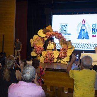 Sob aplausos e lágrimas  imagem peregrina é recebida pelo público durante visita à Estação das Docas